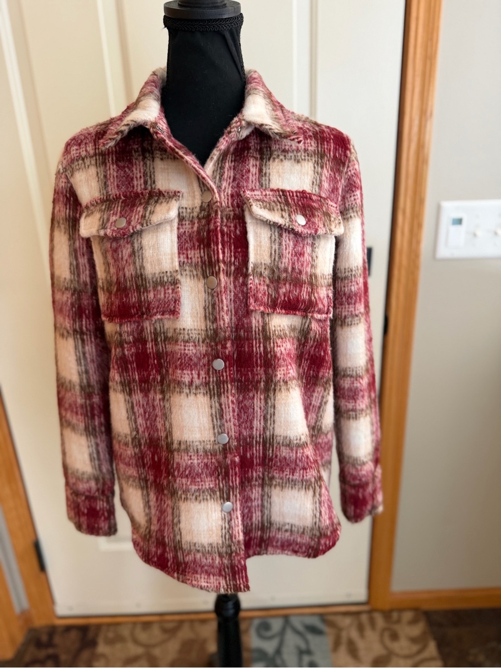 BB Dakota quilt to win burgundy cream plaid brushes knit shirt jacket. Size XS